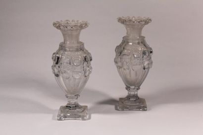 null Paire de vases en cristal taillé, pose sur une base carré, dans le goût de ...