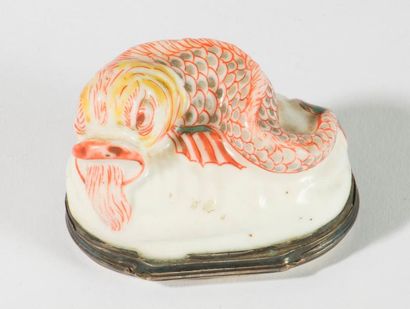 null Boîte ovale en porcelaine peinte, couvercle en forme de dauphin, le fond décoré...