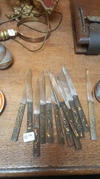 null Ensemble de 12 couteaux manche à décor d'ornement de katana, Japon, fin XIXème...