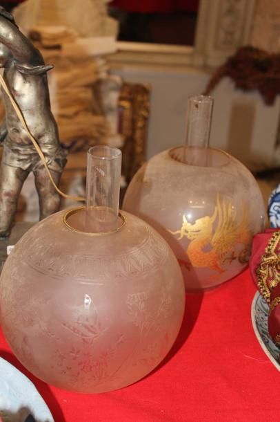 null Deux globes de lampes à pétrole, l'un à décor doré d'un dragon et l'autre à...