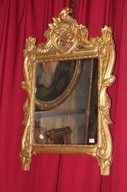 null Miroir cadre bois et stuc doré à décor de rinceaux, style Louis XV, XIXème siècle....
