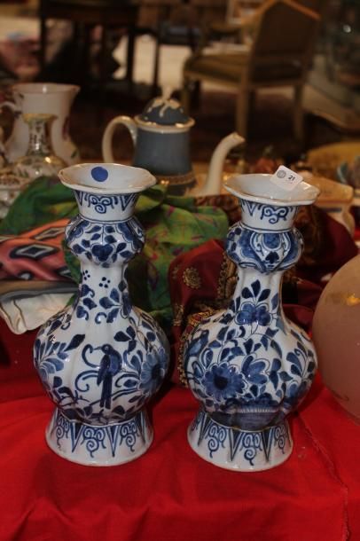 null Paire de vases en faïence de Delft, décor en camaïeu bleu de fleurs et oiseaux....