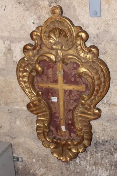 null Cadre pour crucifix en bois sculpté et doré, décor à la coquille et rinceaux....