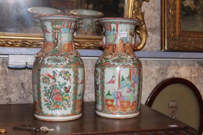 null Paire de vases en porcelaine polychrome de forme balustre à décor de fleurs...