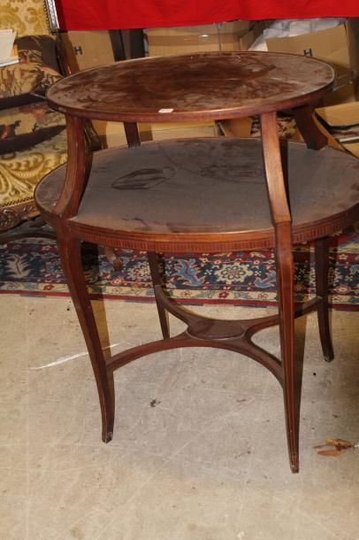 null Table à thé en placage d'acajou, à décor de filet marqueté. XIXème siècle. H....