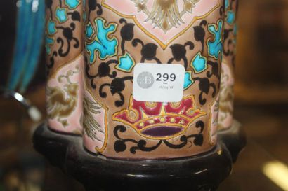 null Jules Vieillard Bordeaux 

Paire de vases trilobés en faïence polychrome à décor...