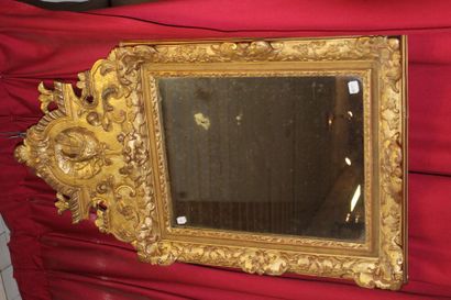 null Miroir à fronton en bois stuc doré décor aux paons et rinceaux feuillagés. XVIIIème...