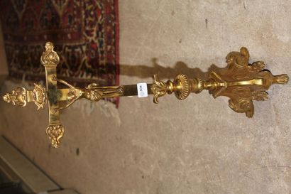 null Crucifix en bronze doré piètement tripode posant sur des pieds griffe, décor...