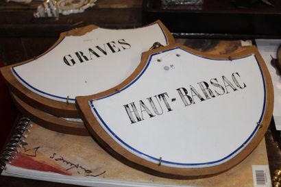 null Quatre plaques d'appellations viticoles en porcelaine : "Haut-Barsac" , "Graves"...