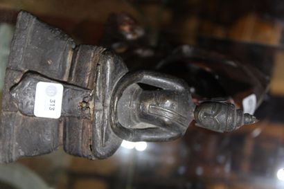 null Sujet en bronze à patine brune "Bouddha", Asie XIXème siècle.H. : 19 cm