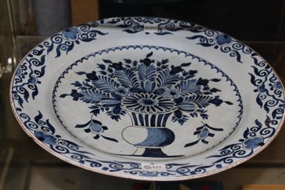 null Plat creux en faïence de Delft, décor en camaïeu bleu d'un vase fleuri, signé...