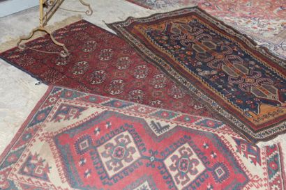 null Trois petits tapis en laine points noués à décor géométrique. Moyen-Orient....