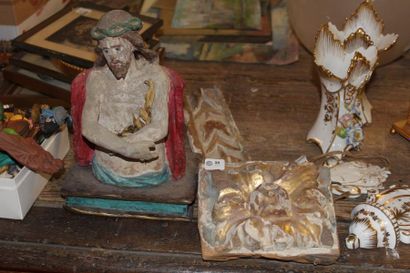 null Deux fragments d'éléments d'ornementation en bois sculpté et doré, XVIIIème...