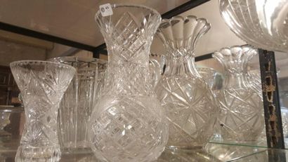 null Deux vases de forme balustre en cristal à décor taillé. On y joint un vase cornet...
