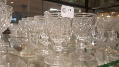 null 10 verres à pied en cristal taillé, fin XIXème siècle. (Modèles légérement ...