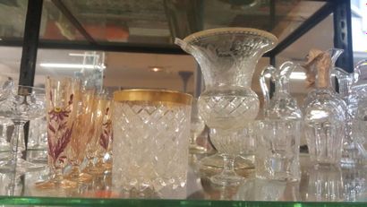 null Vase en cristal de forme Medicis à décor gravé de pampres, (éclat). On y joint...