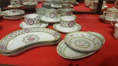 null Cinq tasses à thé et leur soucoupes en porcelaine de Limoges à décor polychrome...