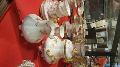null Partie de service à thé en porcelaine de Limoges, de style Rocaille à décor...