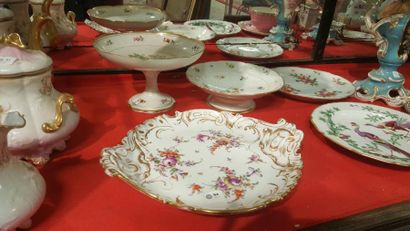 null Plat en porcelaine blanche filet or et fleurs polychrome Dresden, XIXème siècle....
