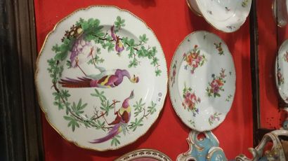 null Assiette en porcelaine filet or à décor polychrome d'oiseau, XIXème siècle ....