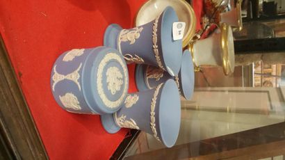 null Trois petits vases en biscuit Wedgwood. On y joint une boîte ronde couverte...