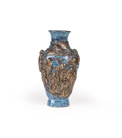 null PETIT VASE EN PORCELAINEChine, XXème siècleDe forme balustre imitant le bronze...