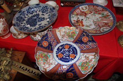 null Grand plat en porcelaine polychrome décor Imari, Japon fin XIXème. On y joint...