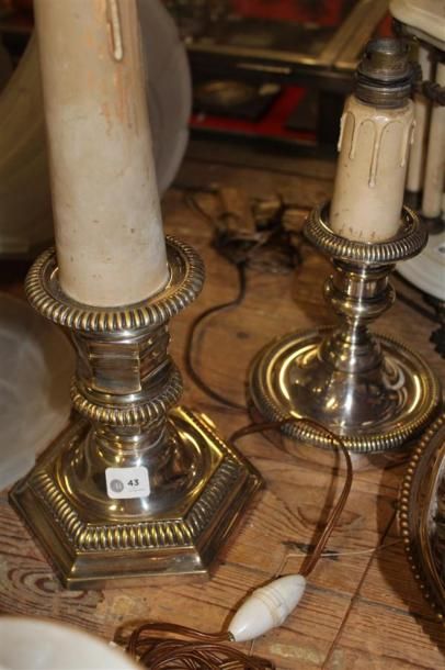null Deux lampes en métal argenté, décor de godrons. Montées à l'éléctricité. XIXème....