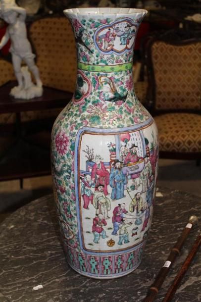null Vase balustre en porcelaine polychrome à bord plissé, Chine XIXème. H. : 63...