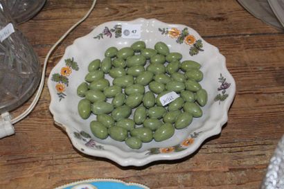 null MOUSTIERS, Assiette en faïence décor polychrome et olives en relief. XVIIIème....