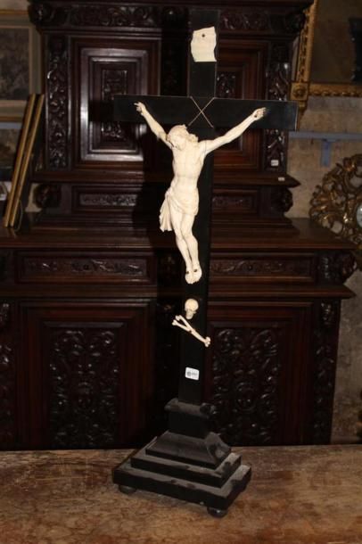 null Crucifix en ivoire sculpté et bois noirci, XIXème siècle. H. : 83 cm 