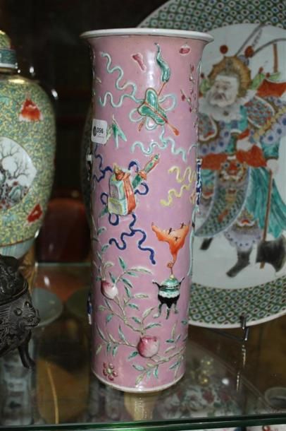 null Vase rouleau en porcelaine décor polychrome de vases, brûle parfums, pêche de...