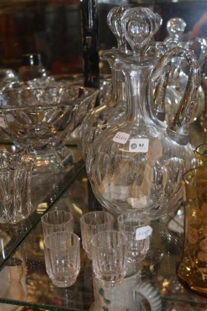 null Paire de carafes en cristal SAINT LOUIS. On y joint 5 petits verres à liqueur...