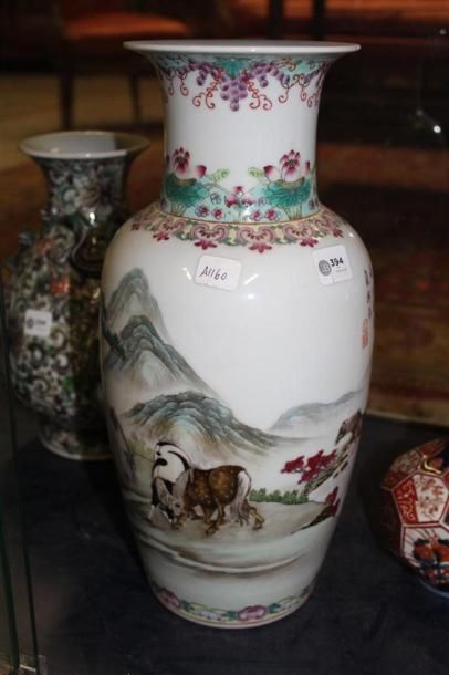 null Vase en porcelaine polychrome à décor de chevaux et orné d'un poème, marque...