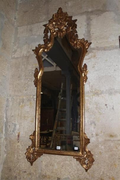 null Miroir cadre bois et stuc doré à décor de rinceaux feuillagés.