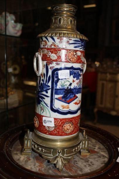 null Vase rouleau en porcelaine polychrome à décor Imari. Japon, XIXème. Montée en...