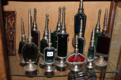 null Ensemble de 13 flacons de parfum en verre teinté et étain, Afrique du Nord,...
