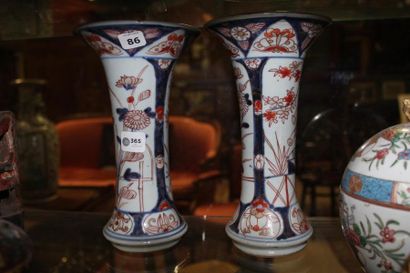 null Paire de vases cornet en porcelaine décor Imari, Japon, XVIIIème. 