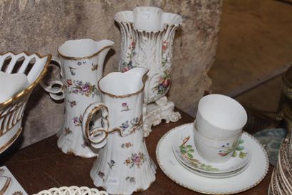 null Ensemble porcelaine comprenant : Paire de pichets à décor de fleurs, un vase,...