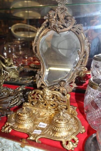 null Encrier en bronze doré, Napoléon III. On y joint un miroir de style Rocaille...