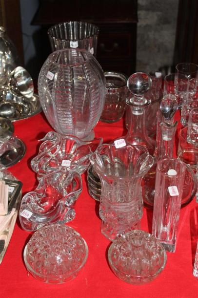 null Ensemble de cristallerie comprenant : un vase ovoïde à décor taillé, un vase...