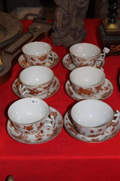 null Service à thé comprenant 6 tasses et 6 soucoupes à décor rouge et or de fleurs...