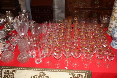null Ensemble de verres comprenant : 16 verres à eau col à décor doré et gravé, 13...