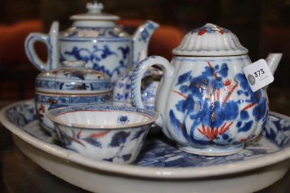 null Service à thé en porcelaine décor bleu/blanc comprenant théière, plateau et...
