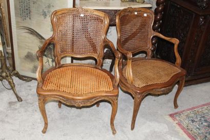 null Paire de fauteuils en bois naturel mouluré et sculpté, dossier et assise cannées,...