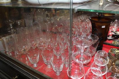 null Ensemble de verrerie-cristallerie comprenant : un service de verres en cristal...