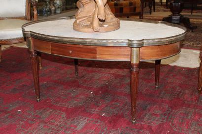 null Table basse en bois naturel, plateau de marbre à galerie, style Louis XVI, XIXème....