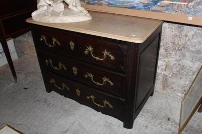 null Petite commode droite en bois teinté ouvre à trois tiroirs en façade, montants...