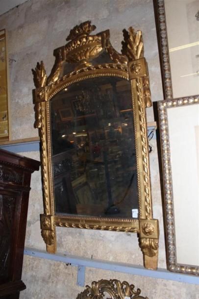 null Miroir rectangulaire en bois et stuc doré à décor de passementerie et guirlandes,...