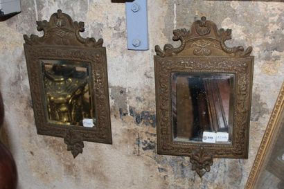 null Deux miroirs de forme rectangulaire, le cadre en bronze orné de dauphins, coquilles
...